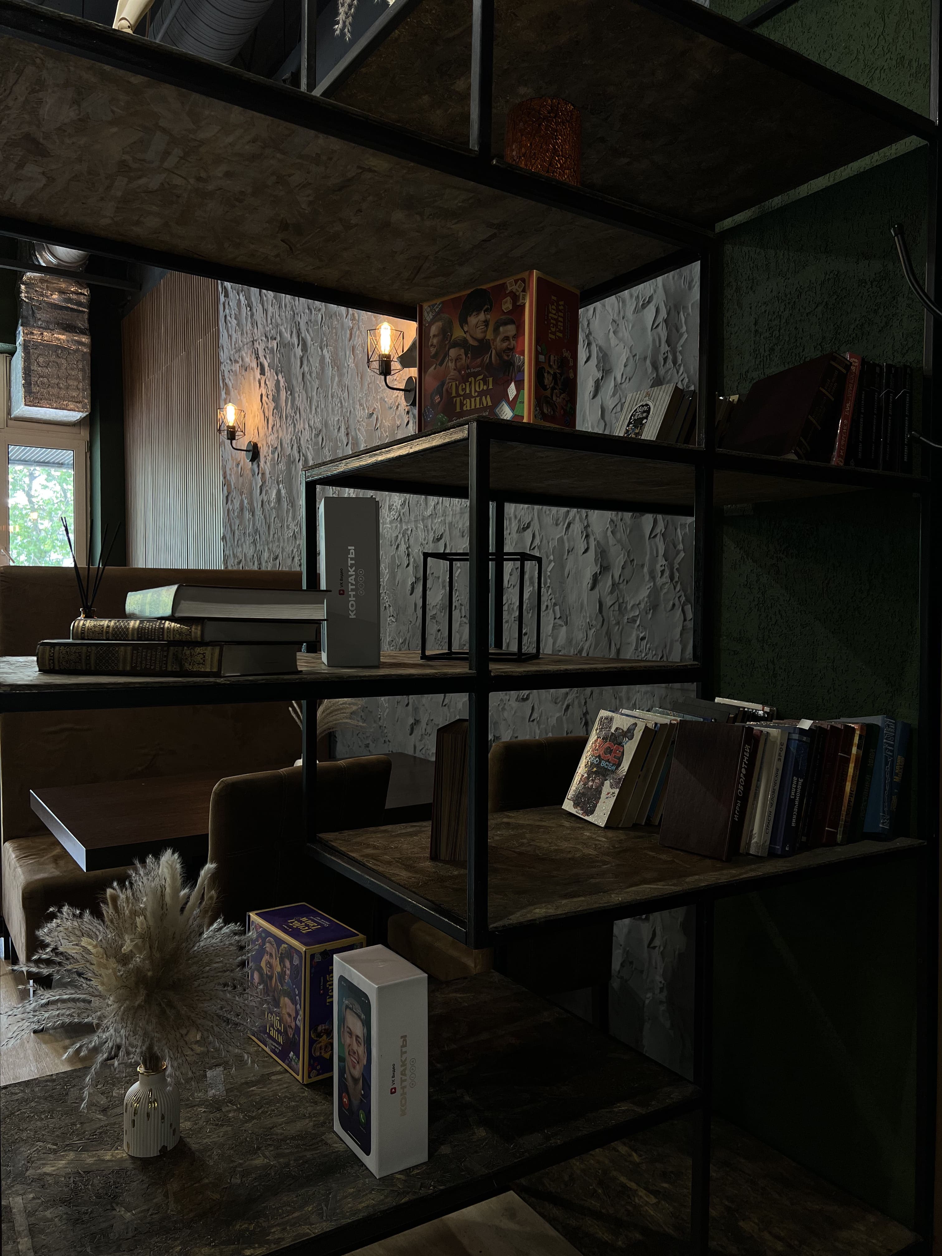 Уютный интерьер Soul Cafe с мягкими креслами и деревянными столами