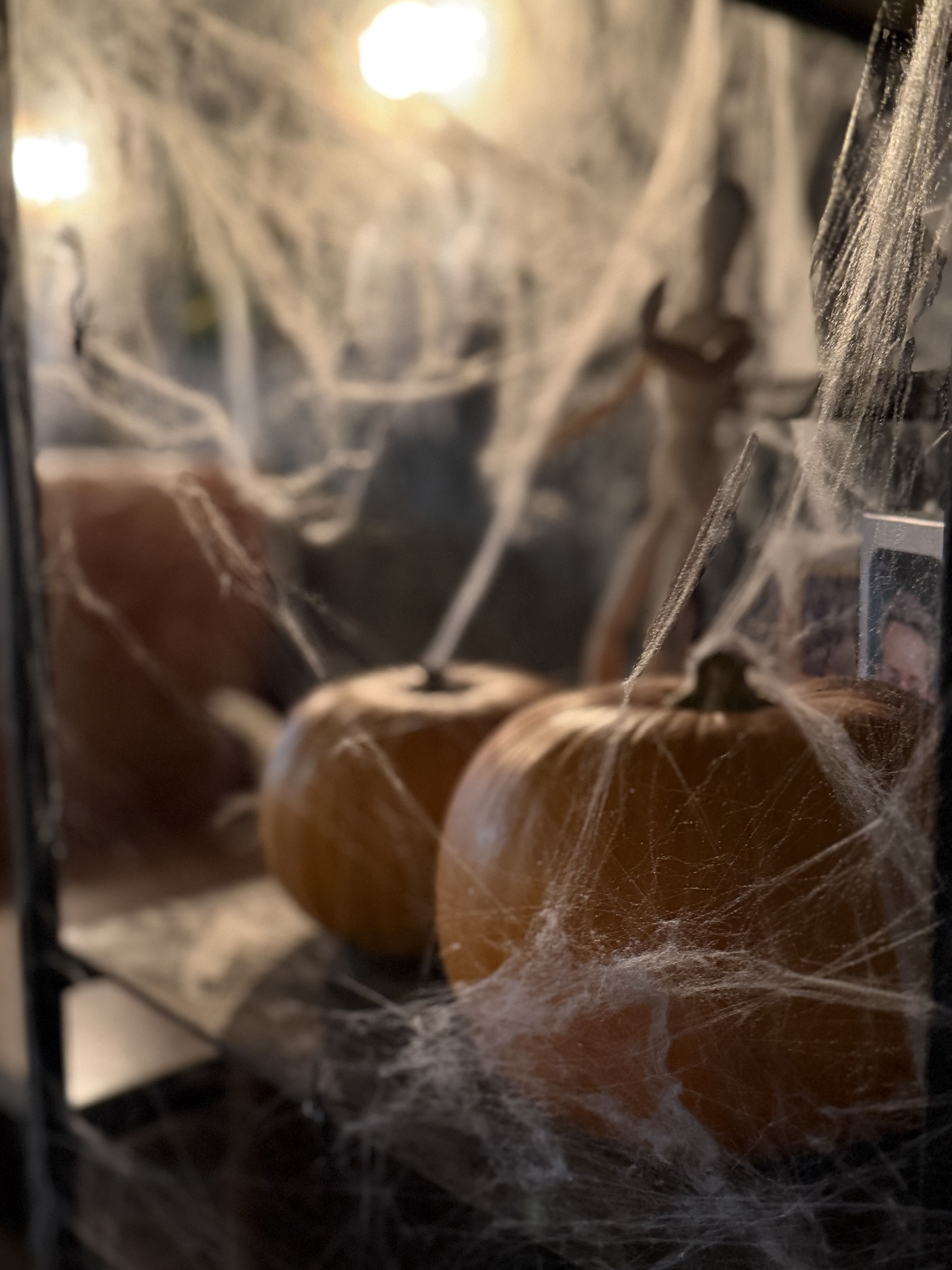 Бариста готовит капучино на профессиональной кофемашине